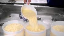 Раскладывание сырного зерна по формам